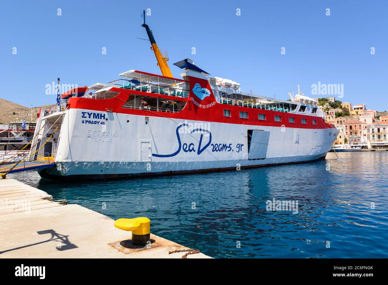SYMI, GRIECHENLAND - 15. Mai 2018: Sea Dreams Fähre im Hafen von Gialos während der Sommersaison. Symi Island, Griechenland Stockfoto