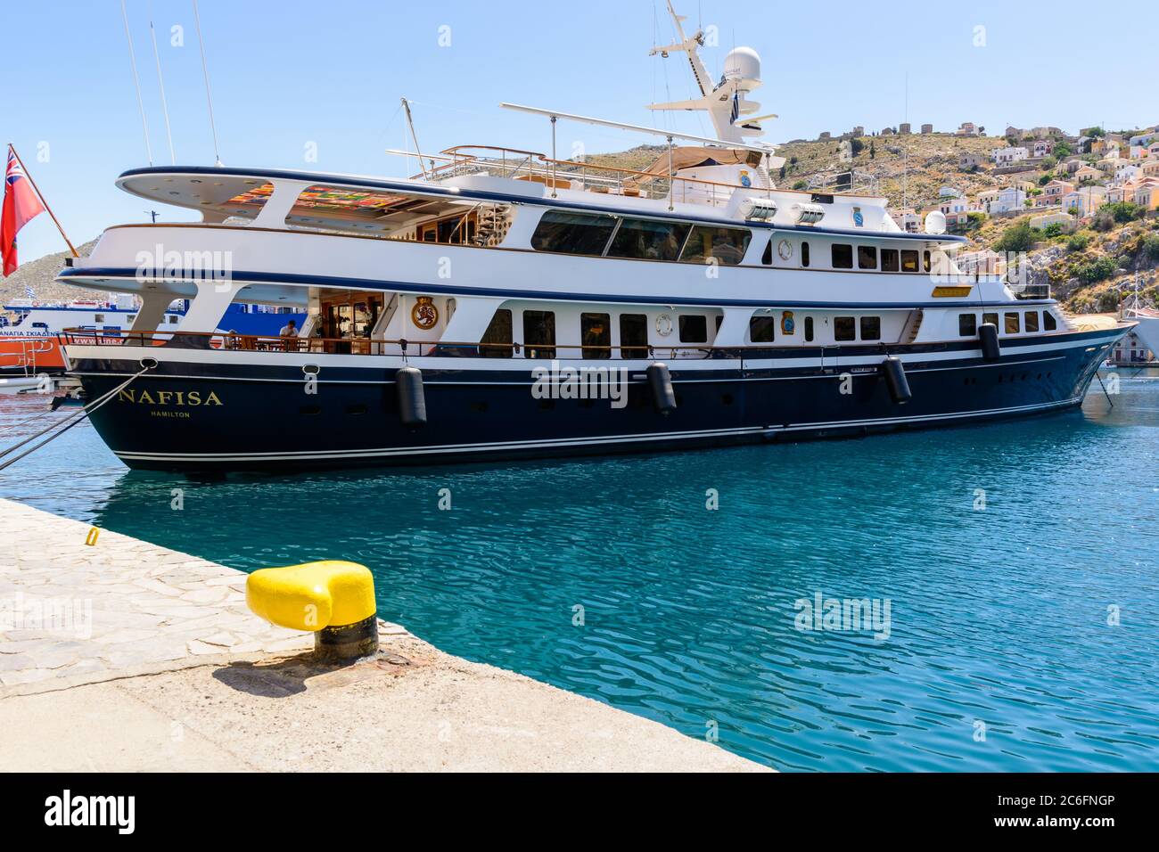 SYMI, GRIECHENLAND - 15. Mai 2018: Kreuzfahrtschiff im Hafen von Gialos während der Sommersaison. Symi Island, Griechenland Stockfoto
