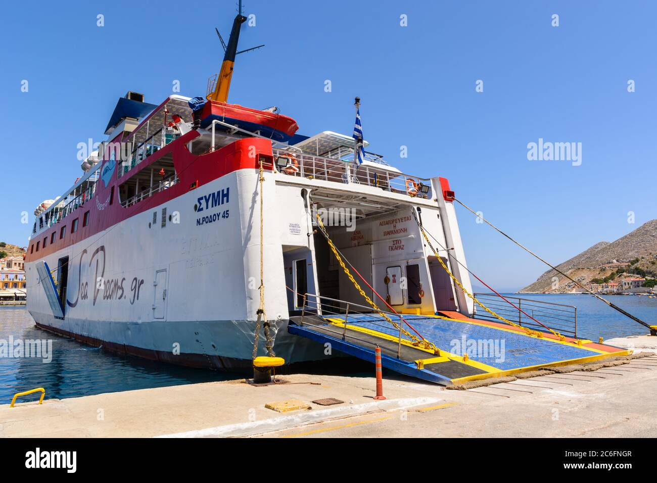 SYMI, GRIECHENLAND - 15. Mai 2018: Sea Dreams Fähre im Hafen von Gialos während der Sommersaison. Symi Island, Griechenland Stockfoto