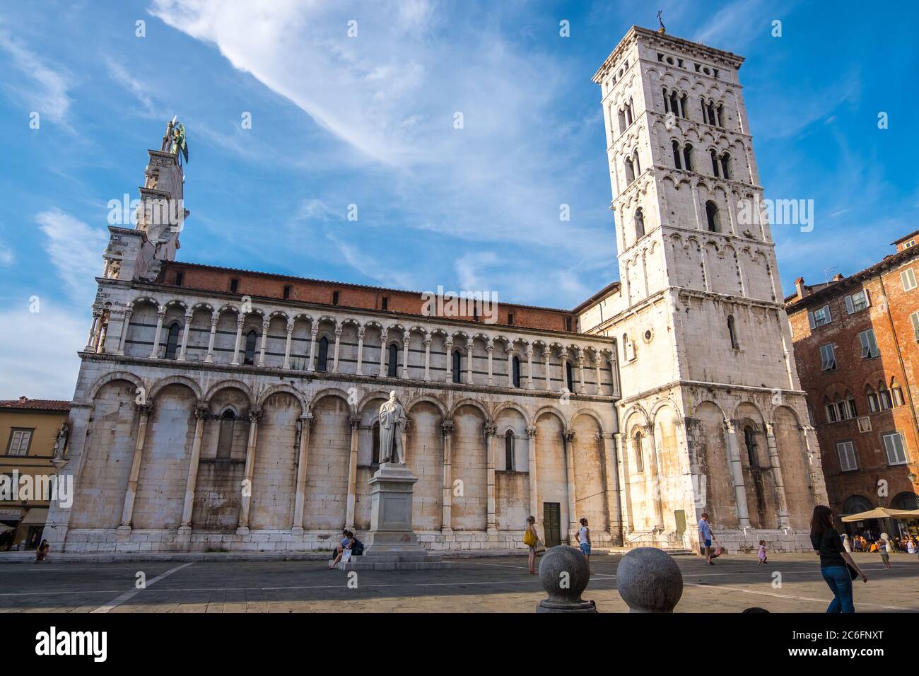 Lucca, Italien - 17. August 2019: Kirche San Michele in Foro und die Statue von Francesco Burlamacchi auf der Piazza San Michele in Lucca, Toskana Stockfoto