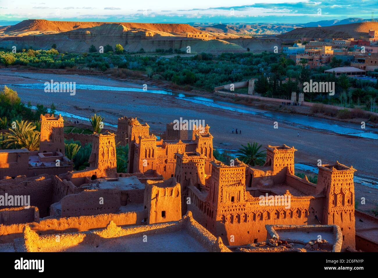 OUARZAZATE PROVINZ, MAROKKO - Ksar in Ait Benhaddou. Diese befestigte Kasbah aus Lehmziegeln ist ein UNESCO-Weltkulturerbe Stockfoto