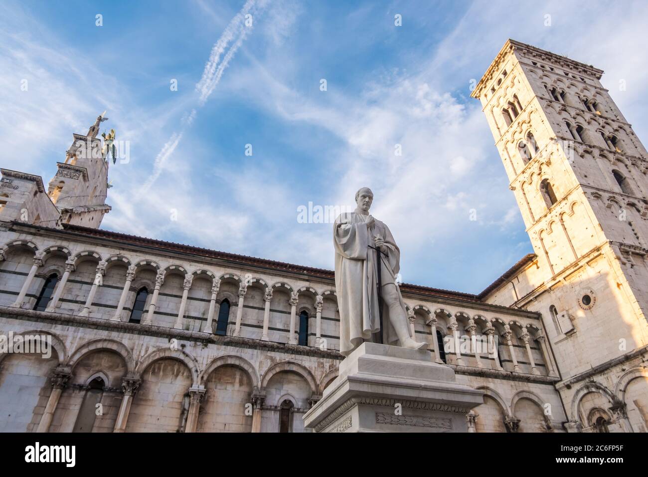 Lucca, Italien - 17. August 2019: Kirche San Michele in Foro und die Statue von Francesco Burlamacchi auf der Piazza San Michele in Lucca, Toskana Stockfoto