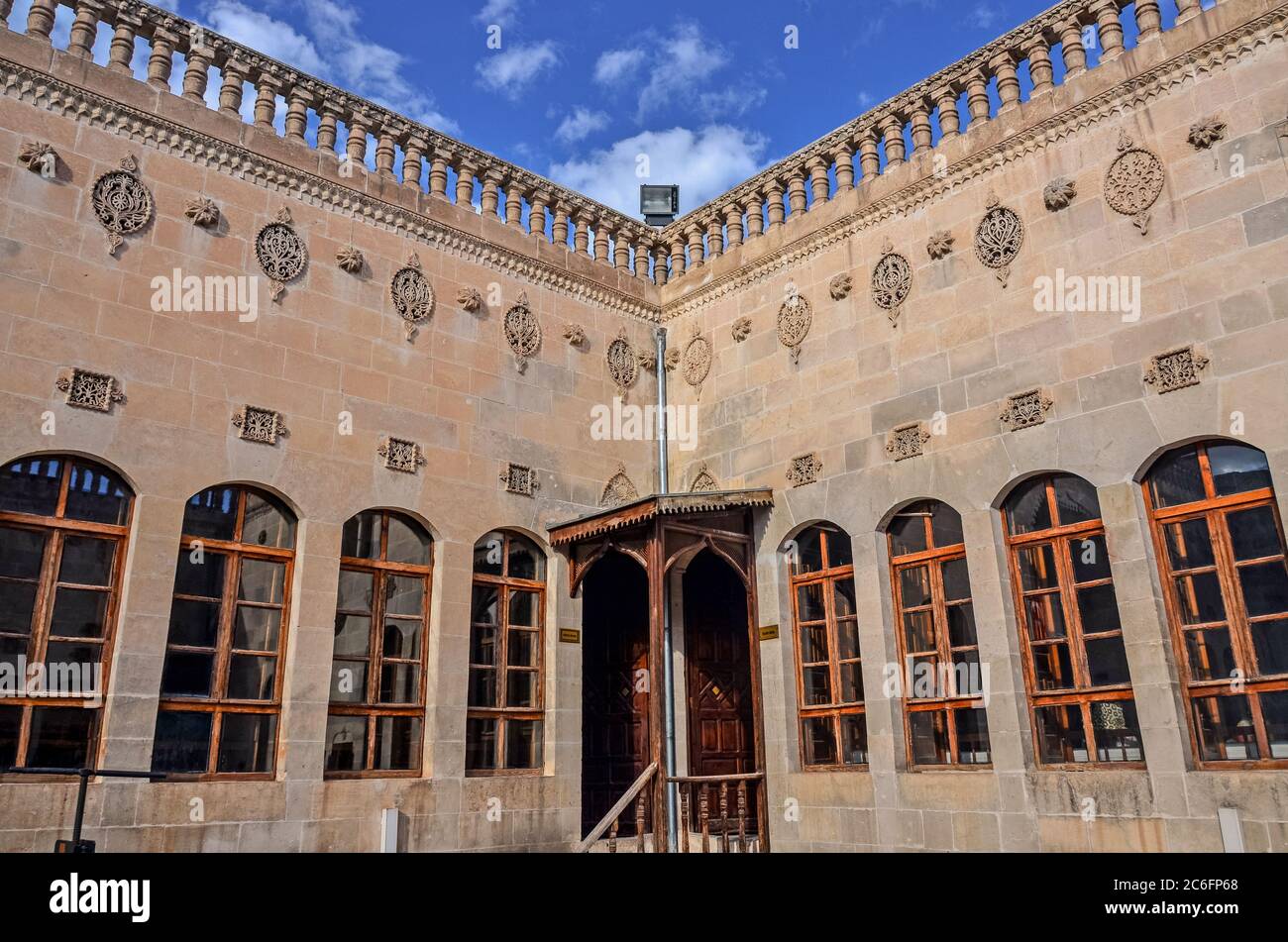 Details zum Dach des Hofes, ottomanische Kulturmotive in Sanliurfa. Stockfoto