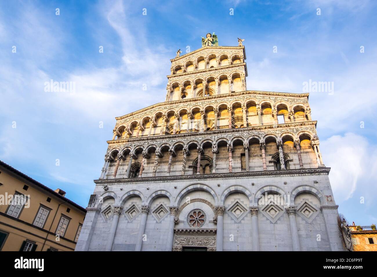Lucca, Italien - 17. August 2019: Fassade der Chiesa di San Michele oder Kirche des heiligen Michael in Foro auf der Piazza San Michele im historischen Zentrum von Lucca Stockfoto