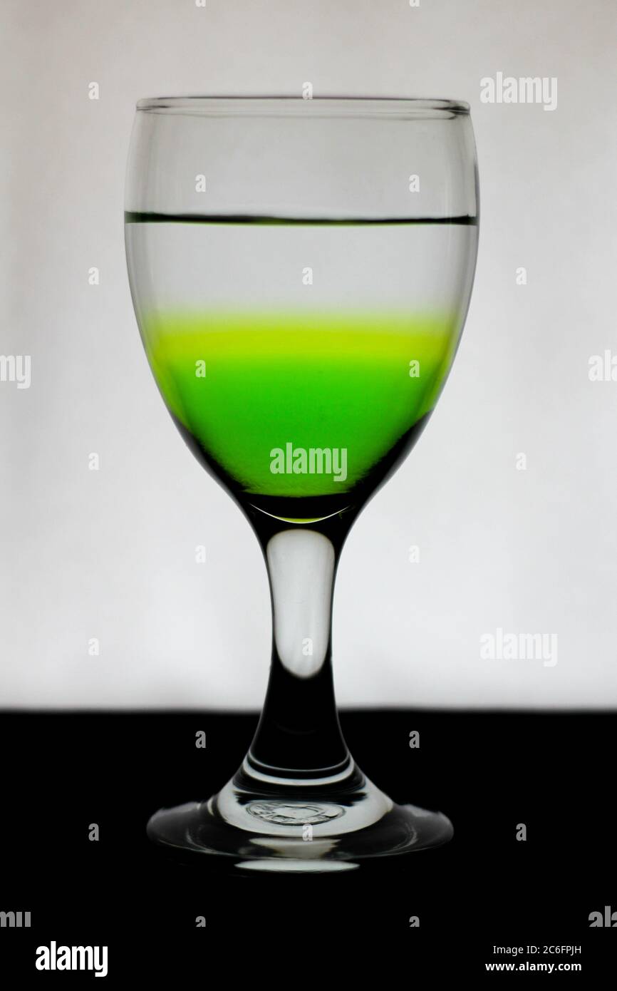 Ein Partyglas, in dem Wasser grün und weiß ist Stockfoto