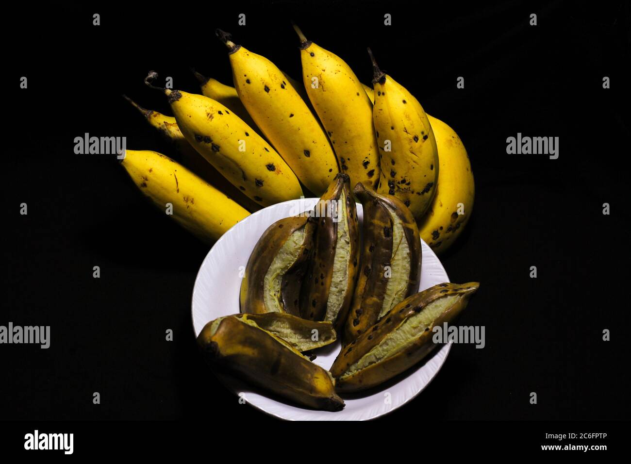 Foto von gekochten Banane und gelb reifen Banane mit schwarz Hintergrund Stockfoto
