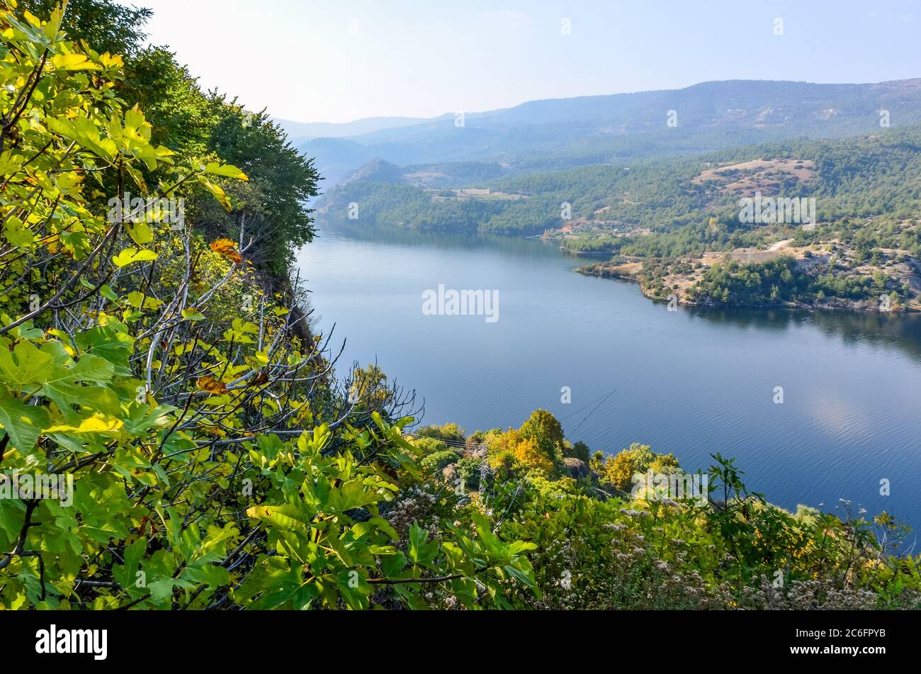 Blick auf den Menderes Fluss in der Nähe des Adiguzel Barrage in Guney Distinct, Denizli City - Türkei. Stockfoto