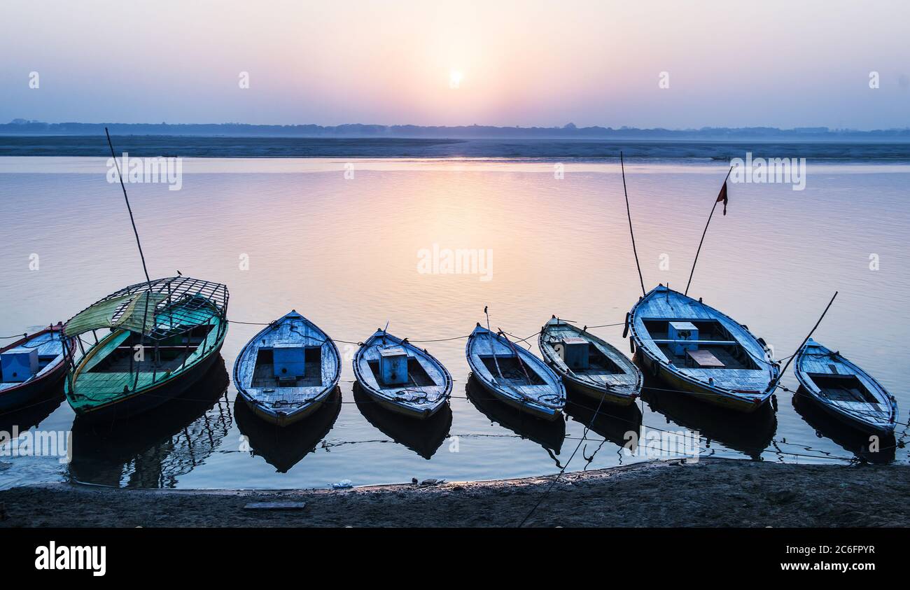 Boote entlang des Ganges bei Sonnenuntergang in Varanasi, Indien Stockfoto