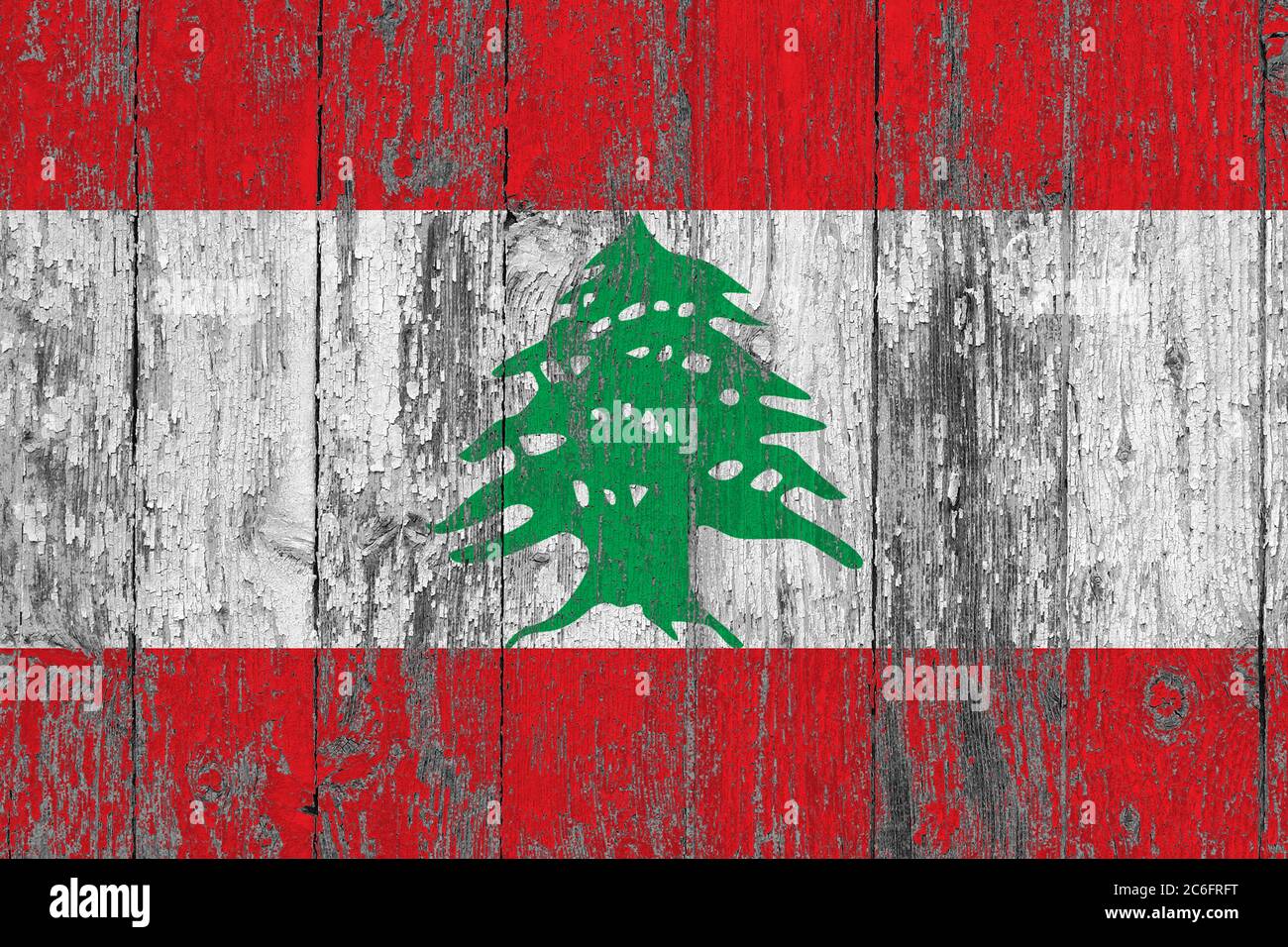 Libanon-Flagge auf Grunge zerkratzte Holzoberfläche. Nationaler Vintage Hintergrund. Alte Holztisch zerkratzt Flagge Oberfläche. Stockfoto