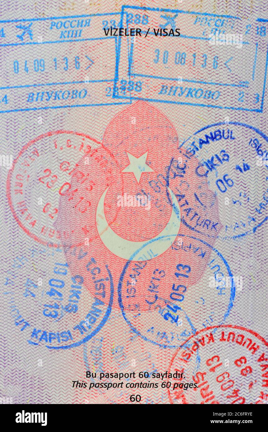 Visa-Stempel auf türkischer Passseite. Stockfoto