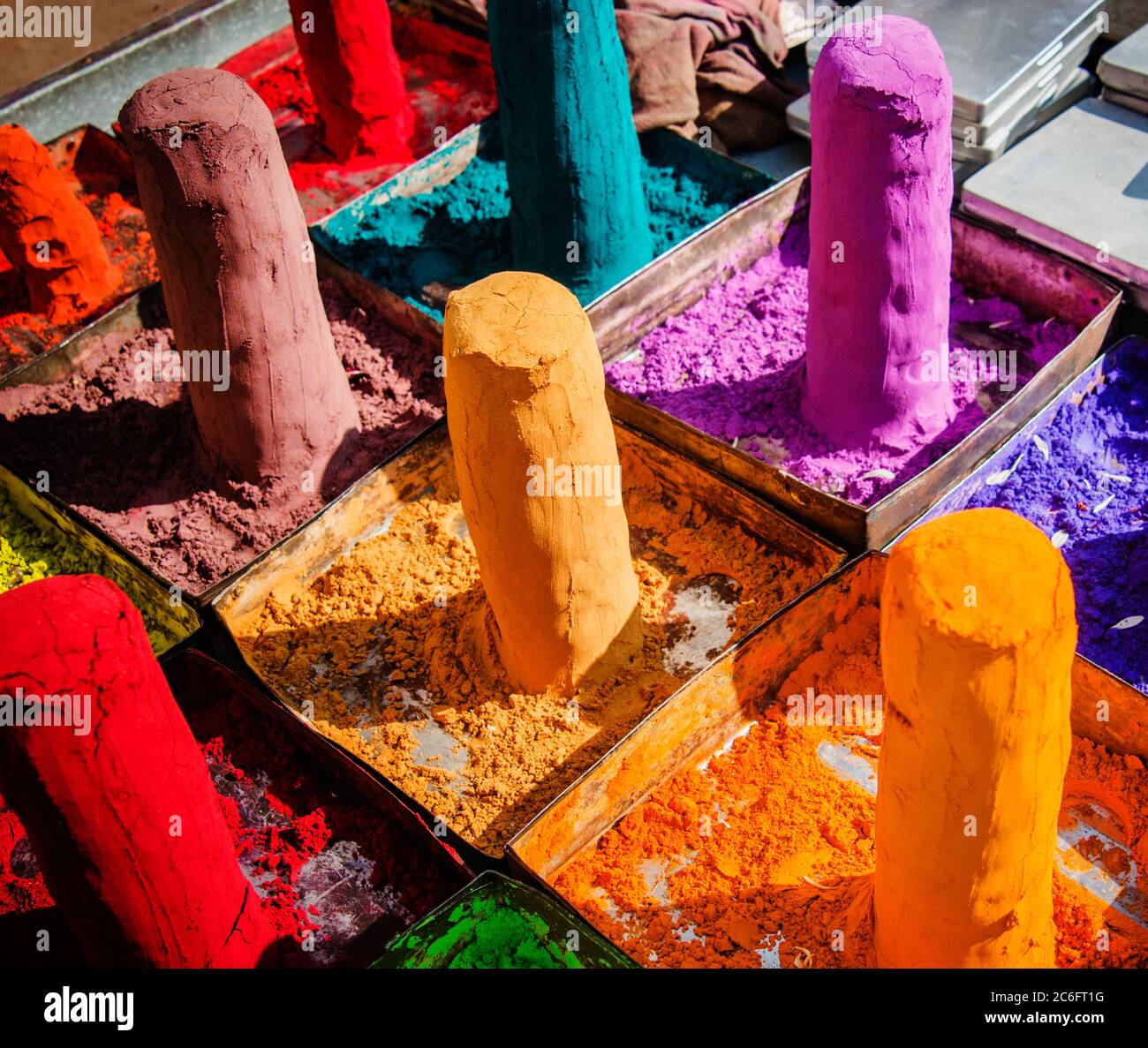 Farbige Pigmente zum Verkauf auf einem Markt in Pushkar, Indien Stockfoto