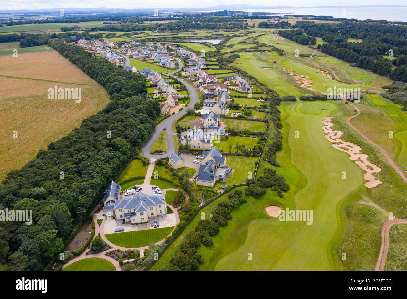 Luftaufnahme des Archerfield Links Golfplatzes und Luxuswohnungen in der Nähe von North Berwick in East Lothian, Schottland, Großbritannien Stockfoto