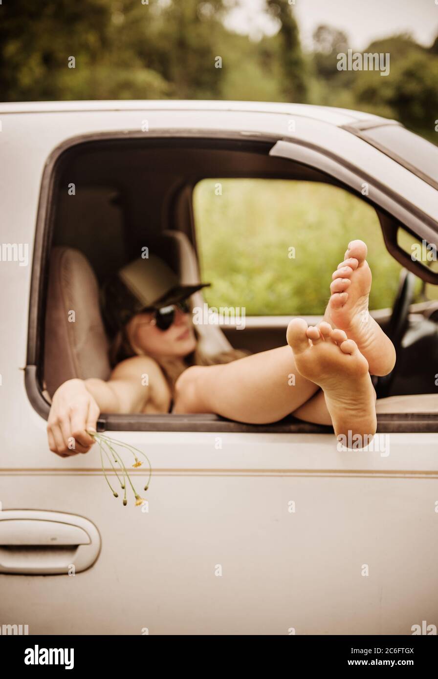 Junge Frau entspannt in ihrem LKW Stockfoto
