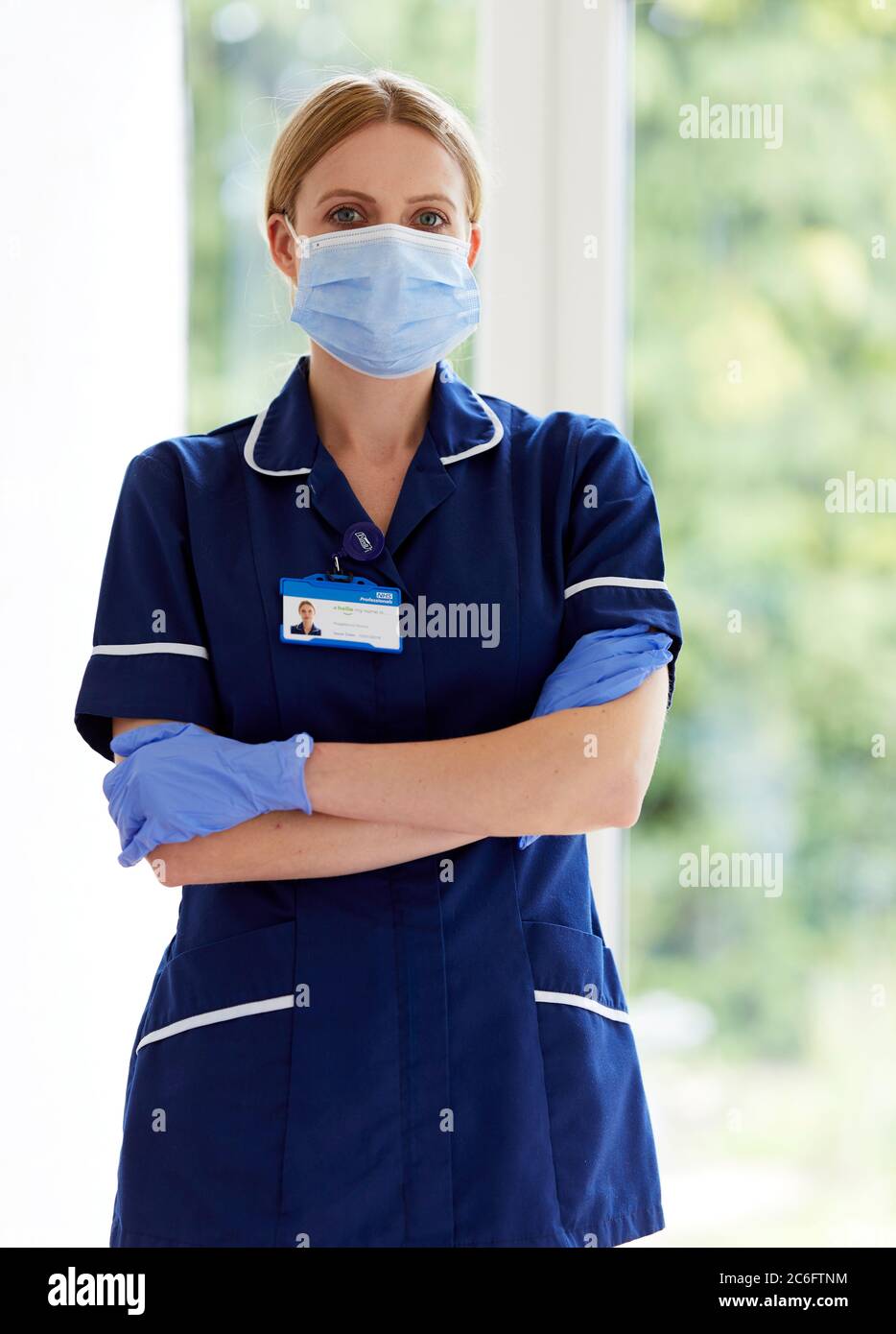 Krankenschwester stand mit PSA Stockfoto
