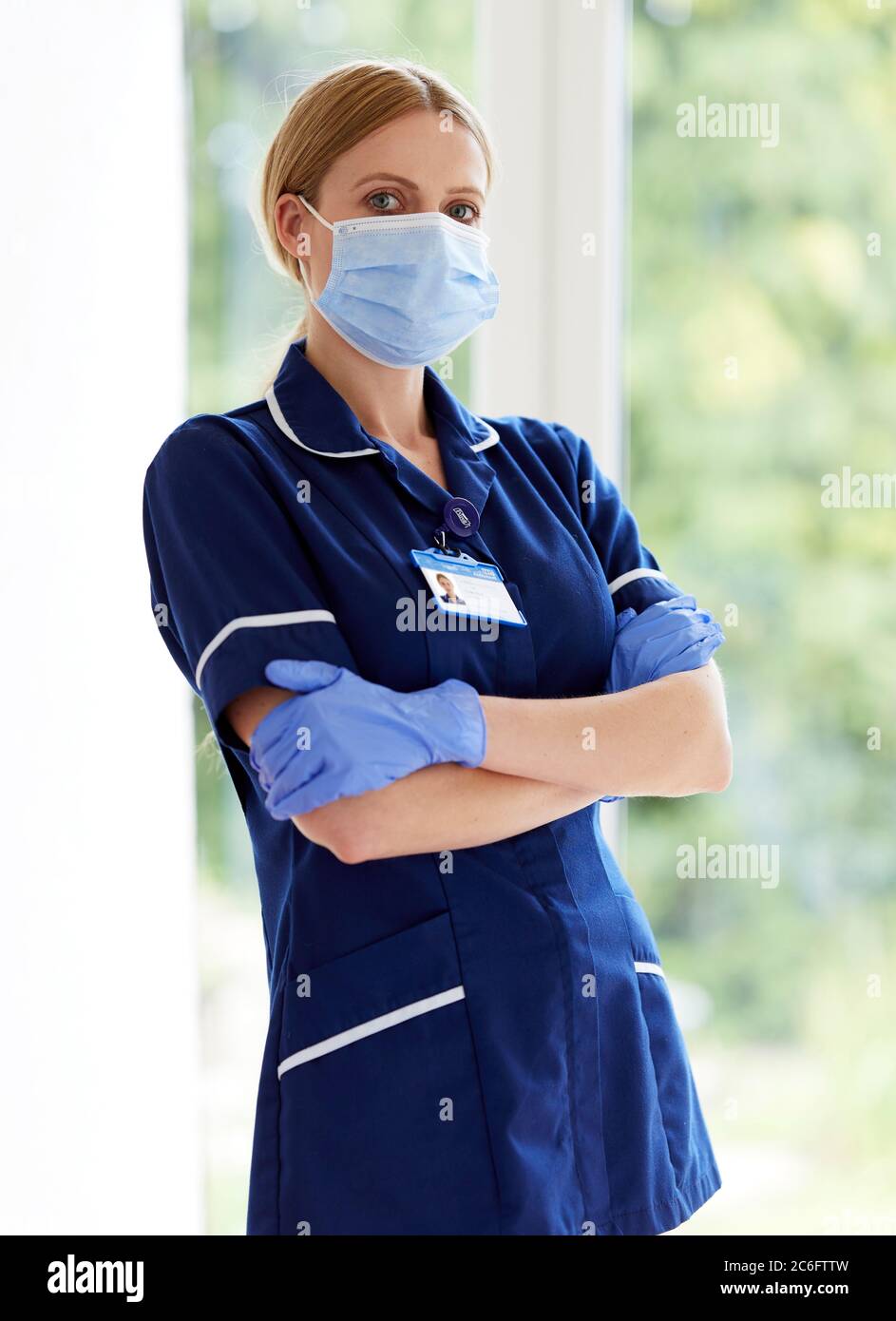 Krankenschwester stand mit PSA Stockfoto