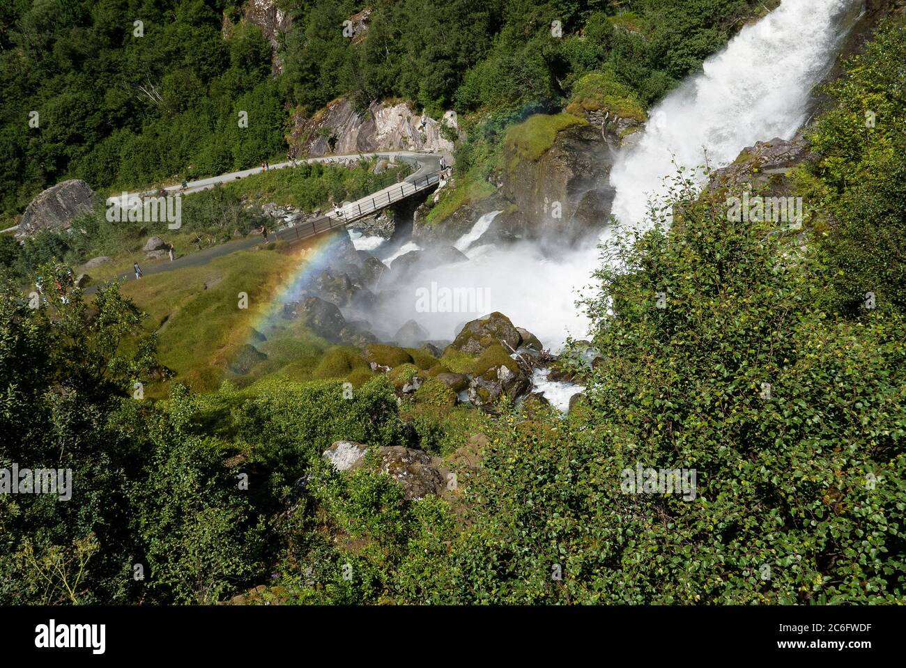 Kleivafossen,Briksdalen,Olden,Nordfjord,Norwegen auf der Straße zum Briksdalsbreen Gletscher. Der Wasserfall liegt auf dem Fluss, der vom Gletscher fließt Stockfoto