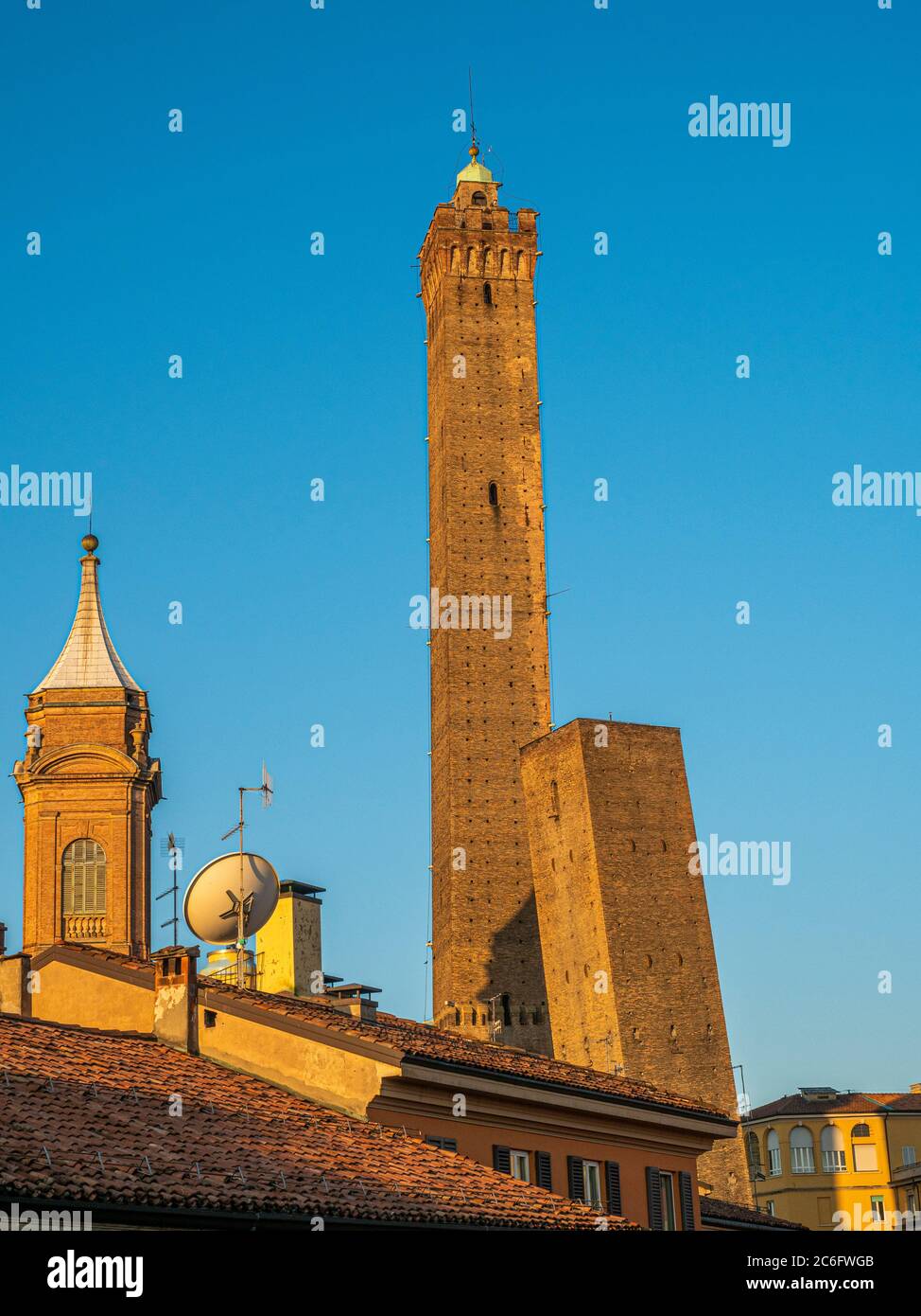 Zwei Türme, Bologna, der höchste ist der Asinelli-Turm und sein kürzerer Nachbar, der Garisenda-Turm. Beide lehnen sich. Bologna Italien. Stockfoto