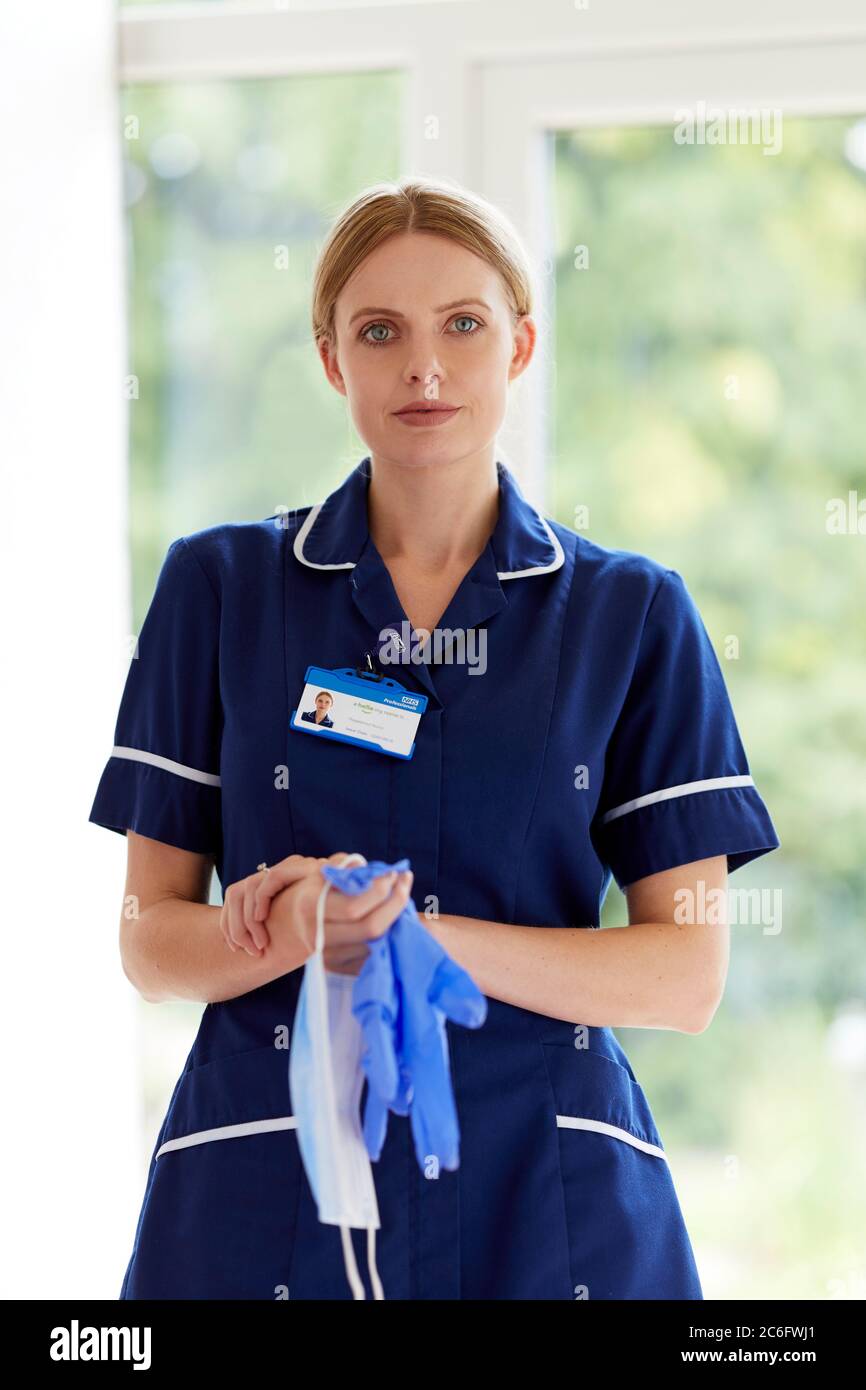 Porträt der Krankenschwester mit PSA-Maske und Handschuhen Stockfoto
