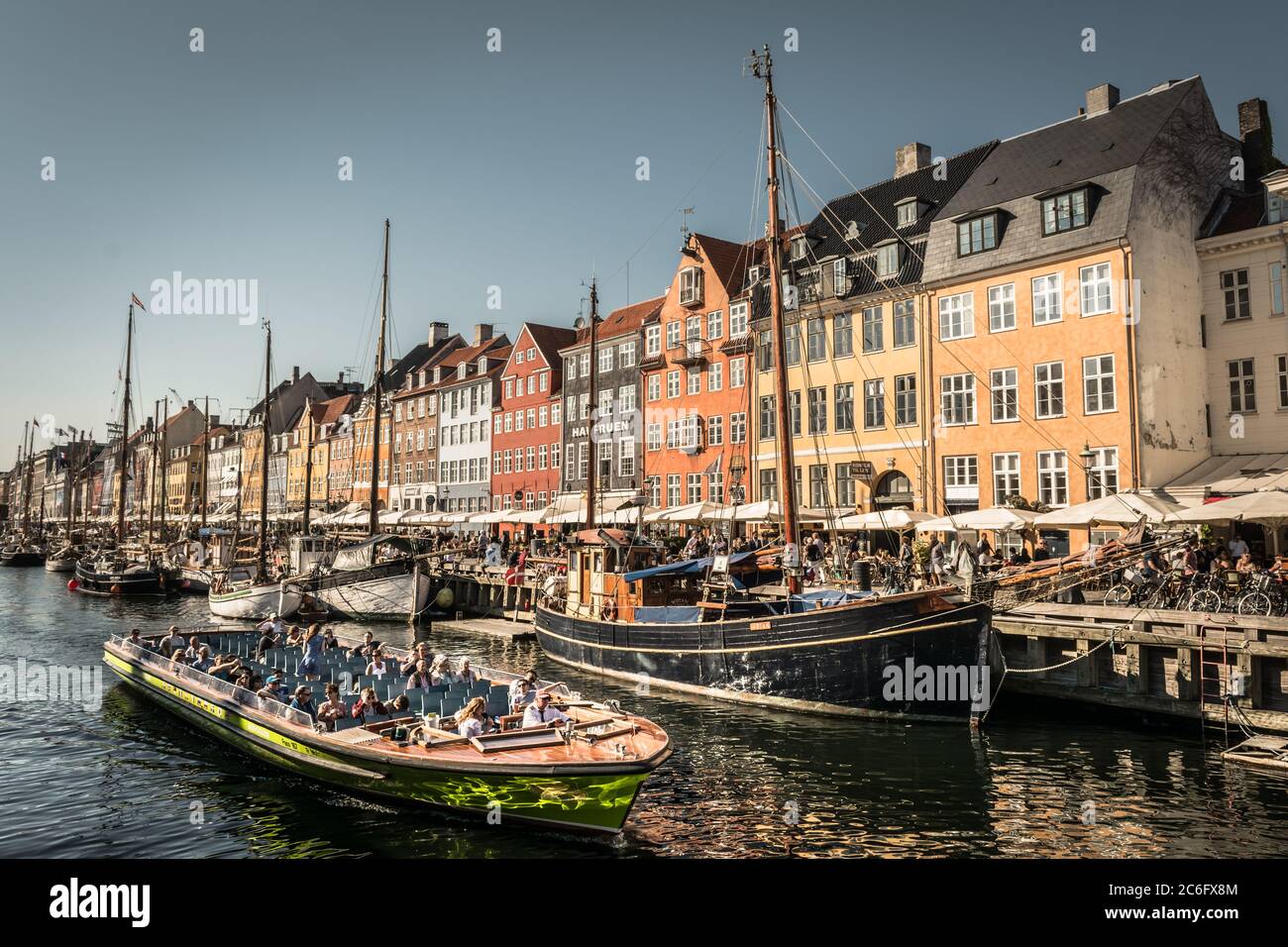 Hotels, Restaurants, Touristen Kreuzfahrtschiffe und Menschen auf der Uferpromenade, Nyhavn, Kopenhagen, Dänemark, Skandinavien, Europa Stockfoto