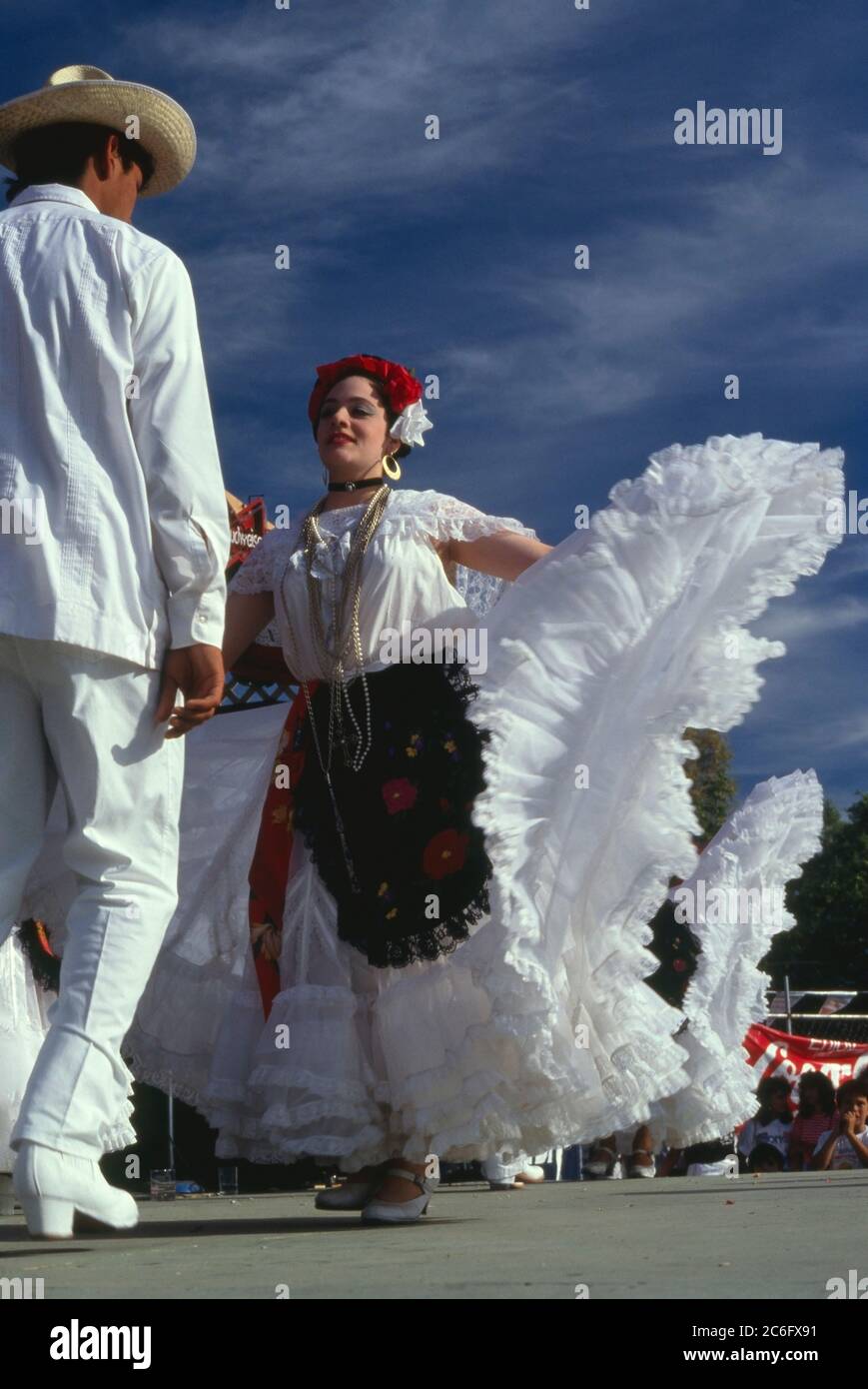 Cinco de Mayo Celebration, Tucson, AZ / MAY Dancers unterhalten sich im Kennedy Park. Stockfoto