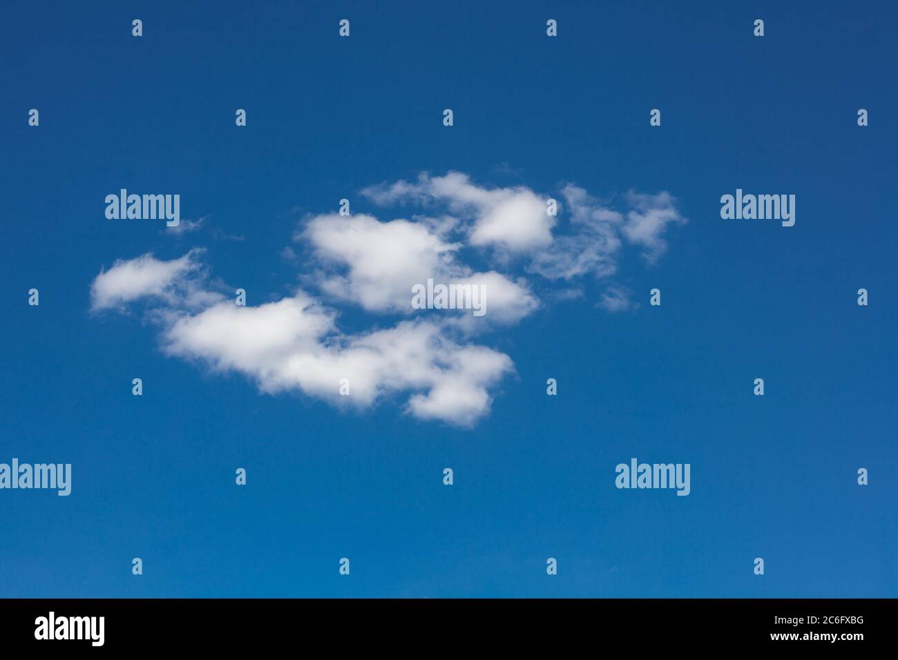 Cumulus weiße Wolke auf einem blauen Himmel Stockfoto
