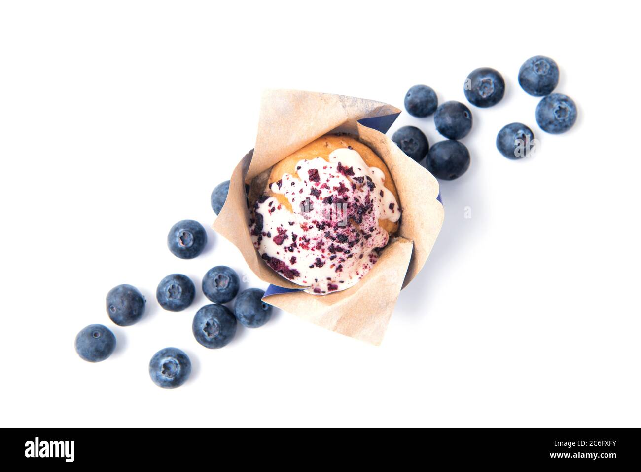 Hausgemachte Blaubeer-Muffin mit frischen Heidelbeeren, isoliert auf weißem Hintergrund, Draufsicht Stockfoto