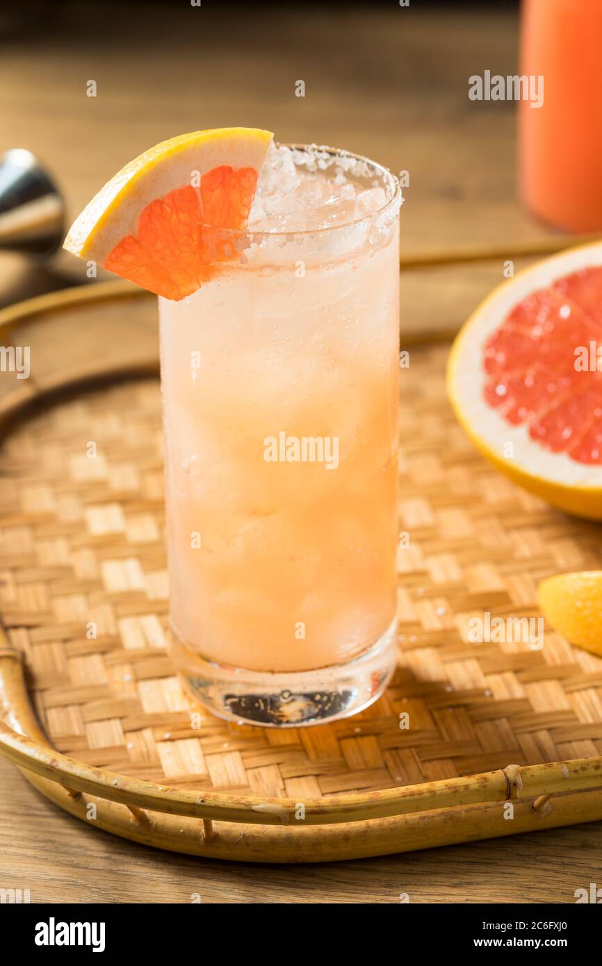 Erfrischender, spritziger Tequila Grapefruit Paloma mit gesalzenem Rand Stockfoto