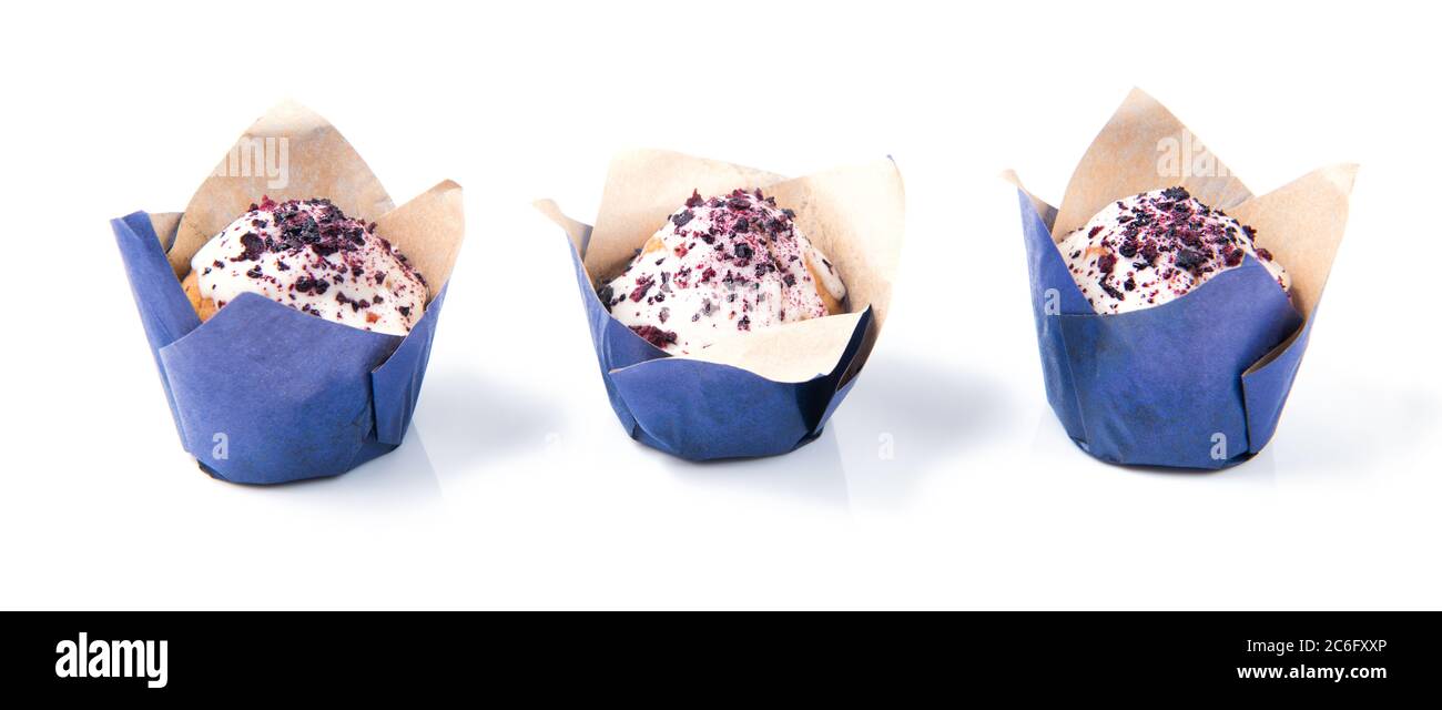 Hausgemachte Blaubeer-Muffins mit weißer Schokolade in einer Reihe isoliert auf weißem Hintergrund Stockfoto