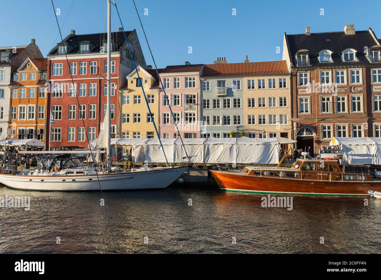 Hotels, Restaurants, Schiffe und Menschen auf die Hafenviertel Nyhavn, Kopenhagen, Dänemark, Skandinavien, Europa Stockfoto