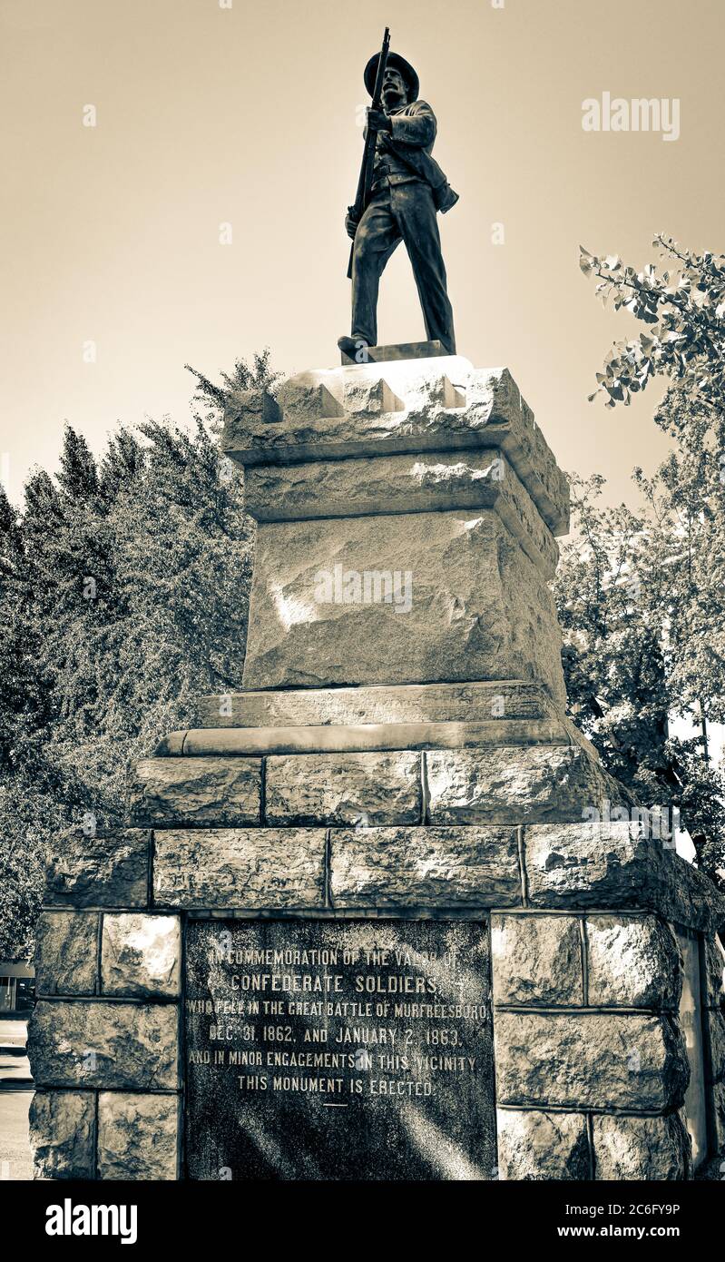 Eine Gedenkstatue der Konföderierten Soldaten auf Sockel mit Gedenktafel für gefallene konföderierte Soldaten in Murfreesboro, TN, USA, in Sepia Stockfoto