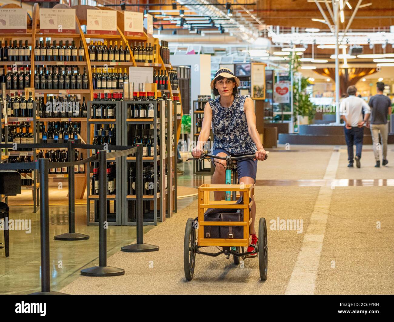 Shopper auf einem Dreirad bei FICO Eataley. Bologna. Italien. Stockfoto