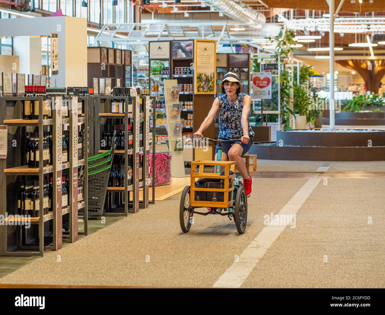 Shopper auf einem Dreirad bei FICO Eataley. Bologna. Italien. Stockfoto