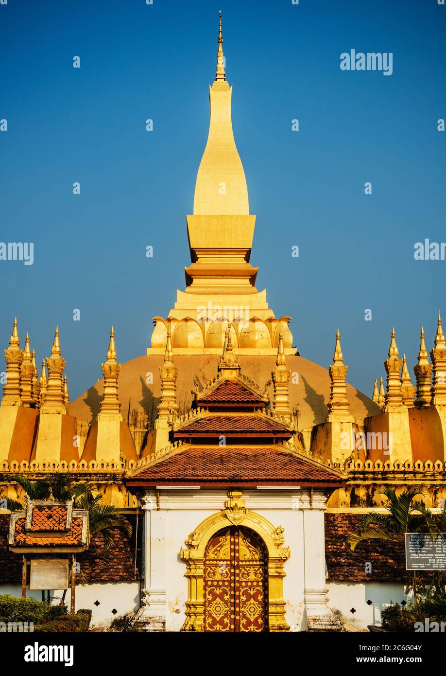 Das Luang oder Great Stupa, ein buddhistisches Denkmal in Vientiane, Laos, Südostasien Stockfoto