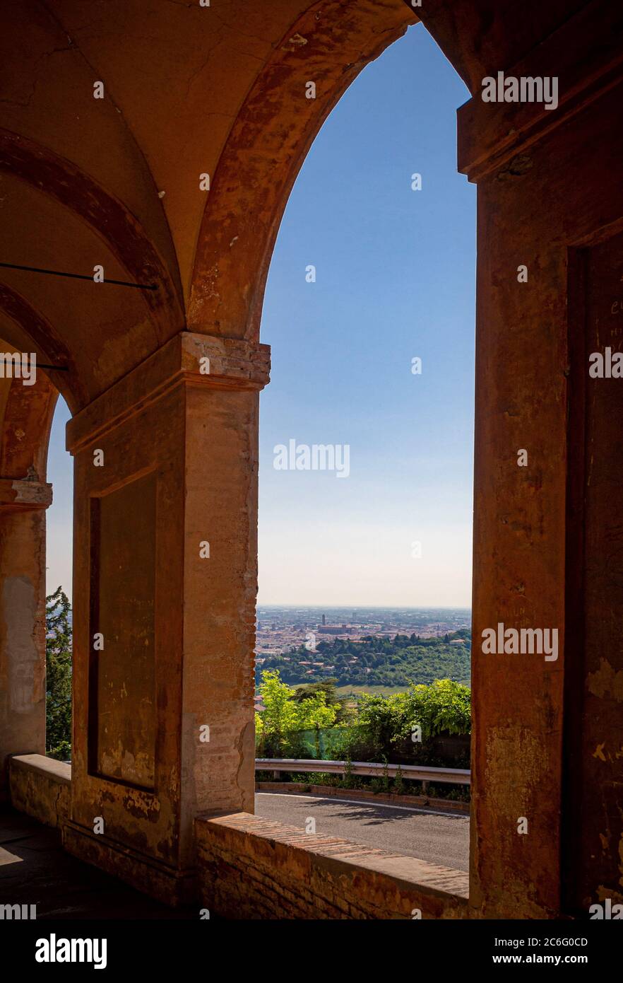 Die Kirche von San Petronio vom Portikus von San Luca aus gesehen. Bologna, Italien Stockfoto