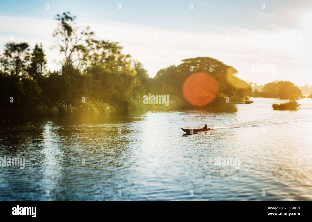 Holzboot durch den Mekong Fluss mit der Insel Don Det im Hintergrund, viertausend Inseln, Si Phan Don, Laos, Südostasien Stockfoto