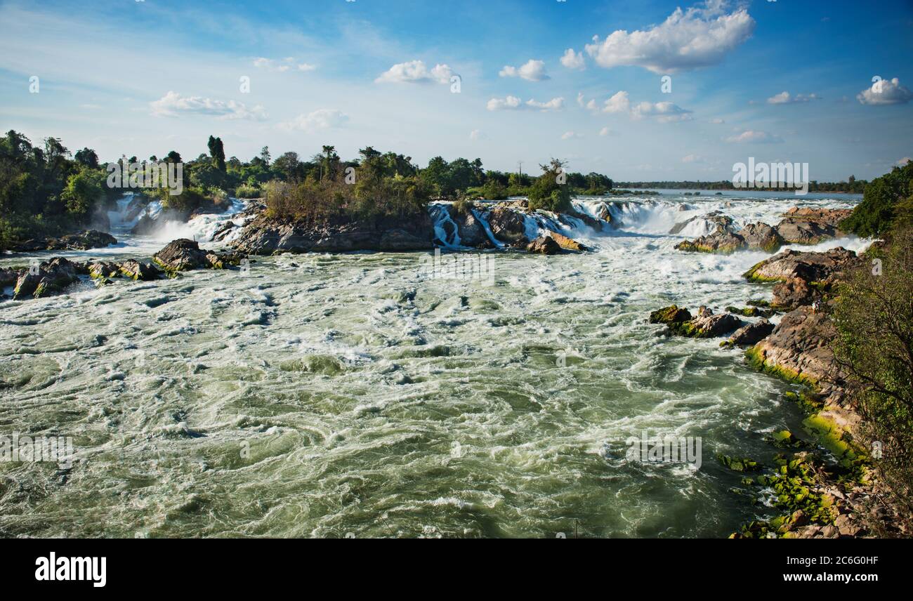 Fluss, der von Si Phi Falls oder Somphamit fließt, kennt auch als Liphi Wasserfälle oder Don Khone auf der Insel Don Det, viertausend Inseln, Si Phan Don, Stockfoto