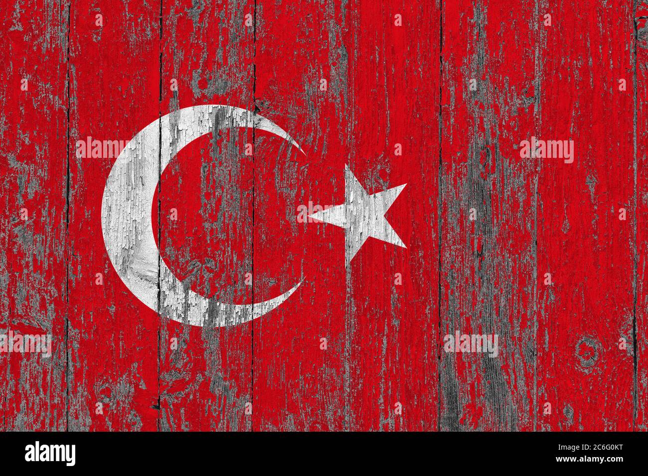 Türkei Flagge auf grunge zerkratzte Holzoberfläche. Nationaler Vintage Hintergrund. Alte Holztisch zerkratzt Flagge Oberfläche. Stockfoto