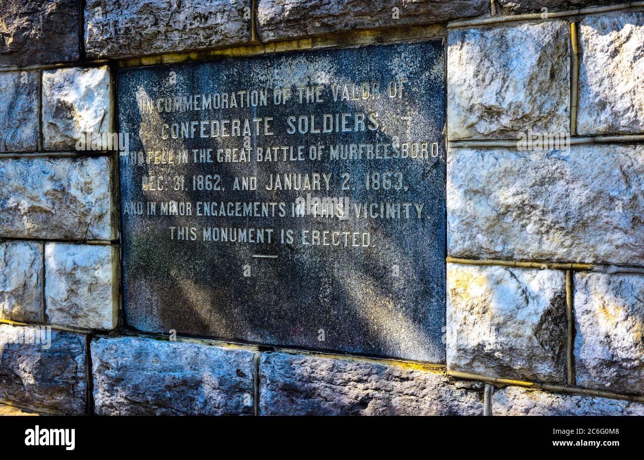 Nahaufnahme der Gedenktafel auf dem Sockel einer konföderierten Soliderstatue auf dem Gelände des Rutherford County Courthouse in Murfreesboro, TN Stockfoto