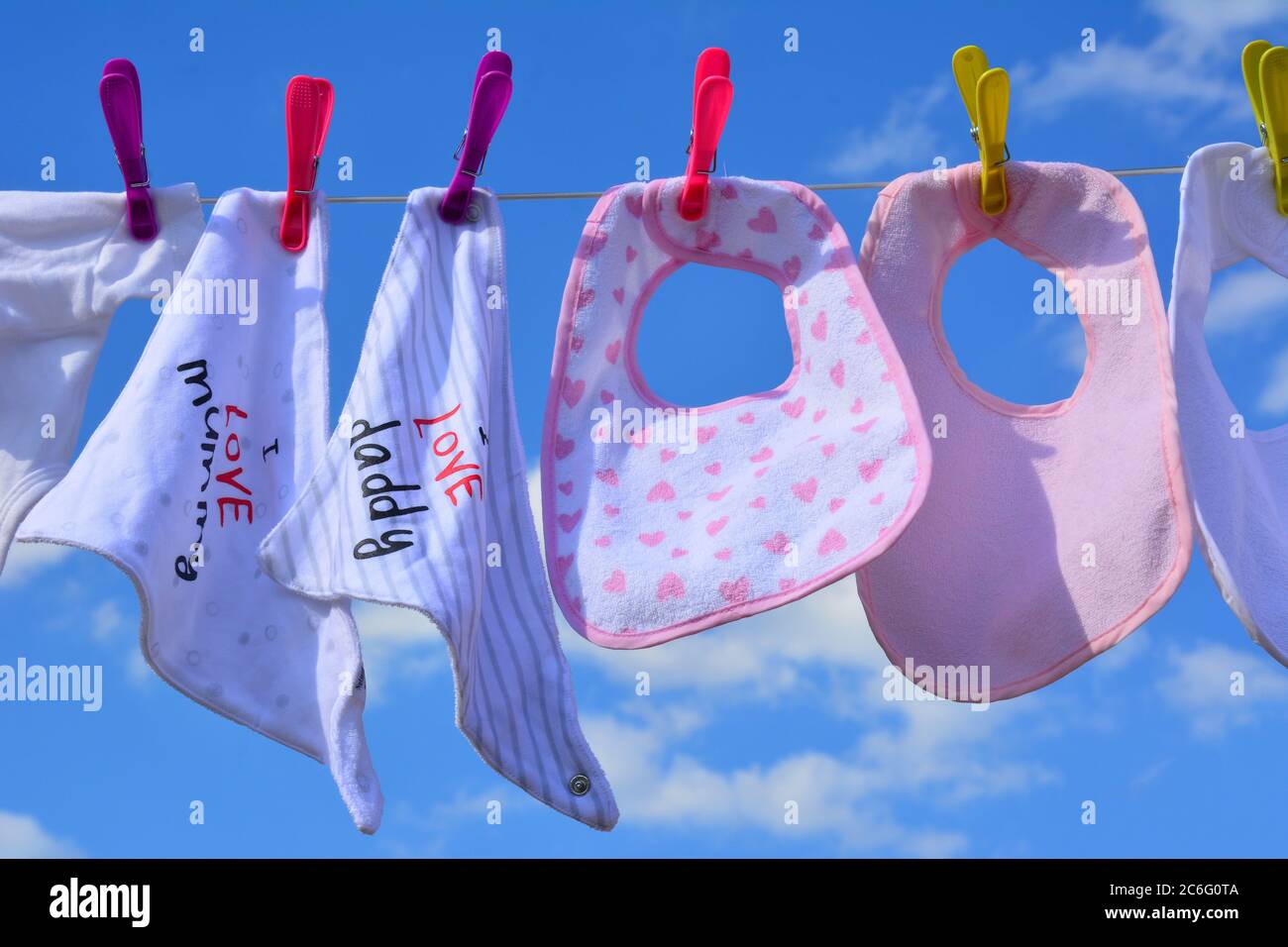 Baby Lätzchen an einem sonnigen Tag an einer Wäscheleine Stockfoto