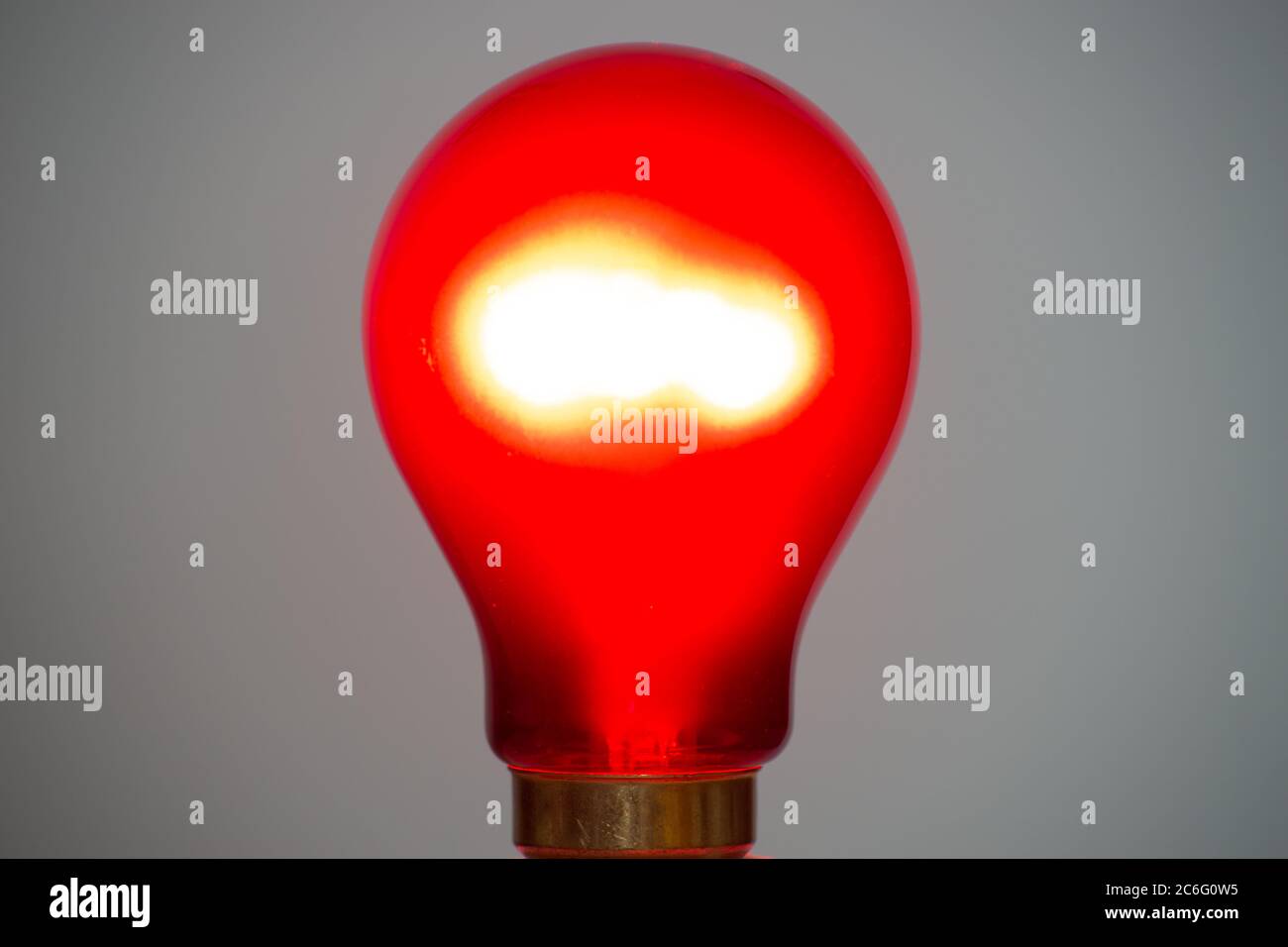 Crompton rubinrot Wolfram Glühlampe Glühbirne beleuchtet, rote Glühbirne, Glühbirne, Licht, Lampe Stockfoto