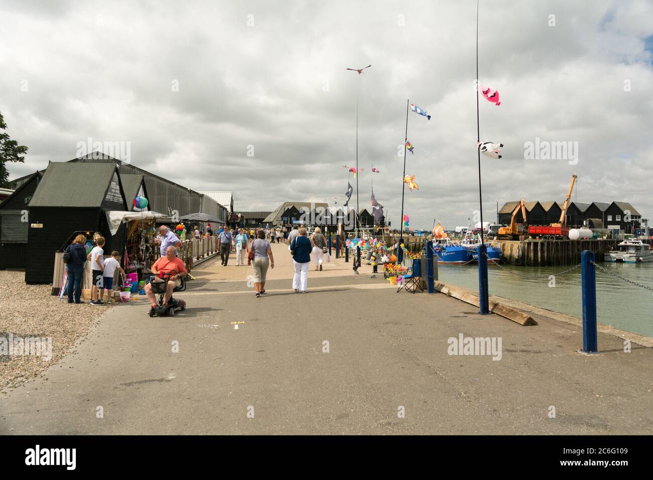 Touristen genießen einen Tag in Whitstable Bay und Hafen, Whitstable, Kent, England, Großbritannien Stockfoto