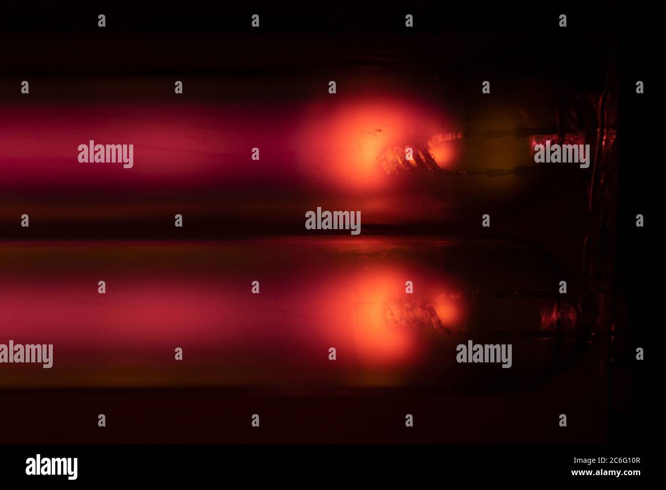 Nahaufnahme von Elektroden oder Kathoden in einer SOX-Lampe mit 135 W. Der  Ausfluss ist in erster Linie rot, bis das feste Natriummetall verdampft und oranges  Licht erzeugt Stockfotografie - Alamy