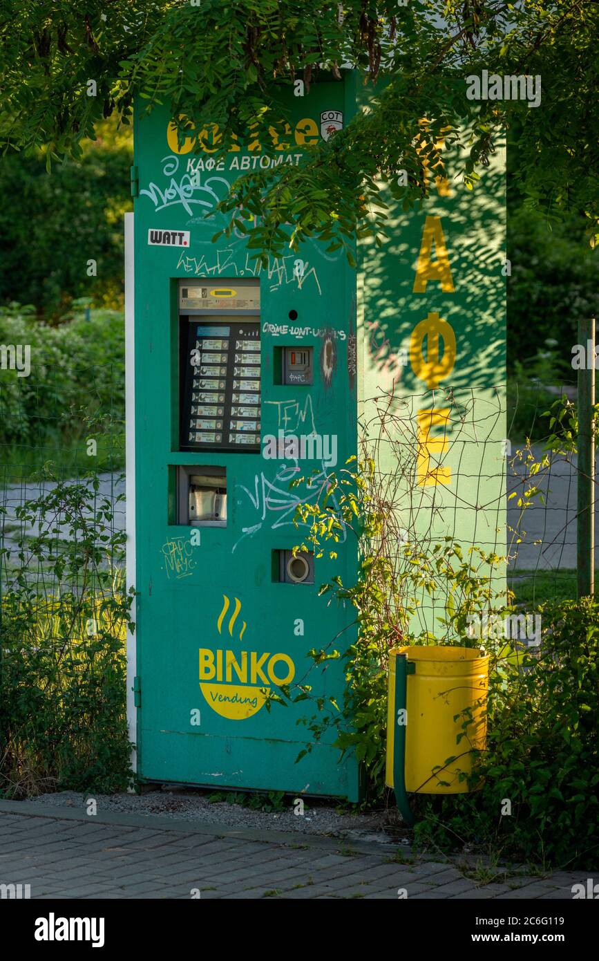 Espresso-Automat im Freien lustig unter einem Baum in den Straßen von Sofia Bulgarien, Osteuropa, Balkan, EU Stockfoto
