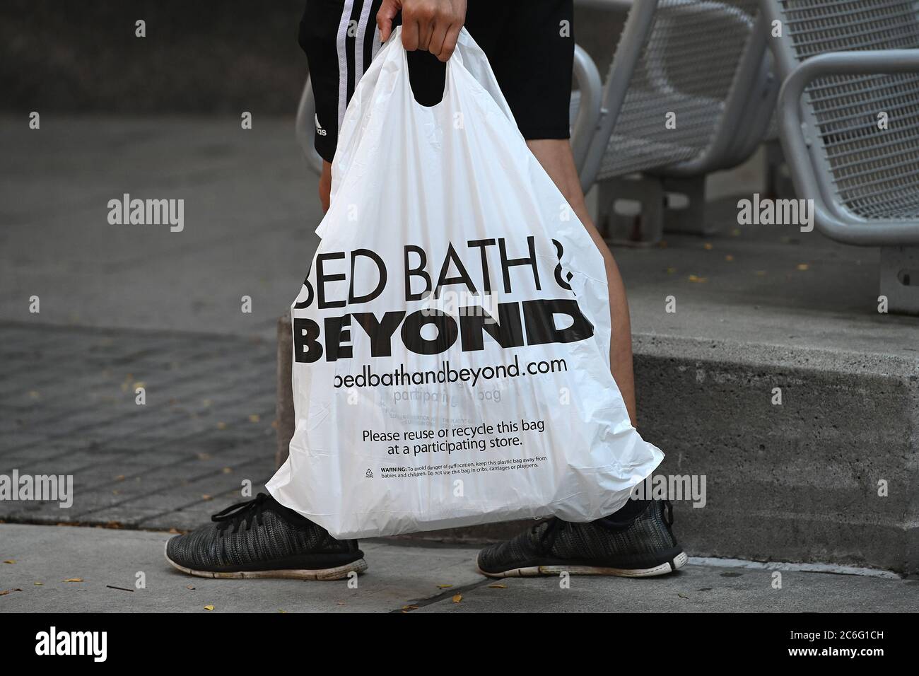 New York City, USA. Juli 2020. Bed Bath & Beyond gab bekannt, dass es in den nächsten zwei Jahren 200 Einzelhandelsgeschäfte dauerhaft schließen wird, da der Umsatz aufgrund der wirtschaftlichen Auswirkungen der COVID-19-Pandemie, New York, NY, 9. Juli 2020, um 49 % sinkt. (Anthony Behar/Sipa USA) Quelle: SIPA USA/Alamy Live News Stockfoto