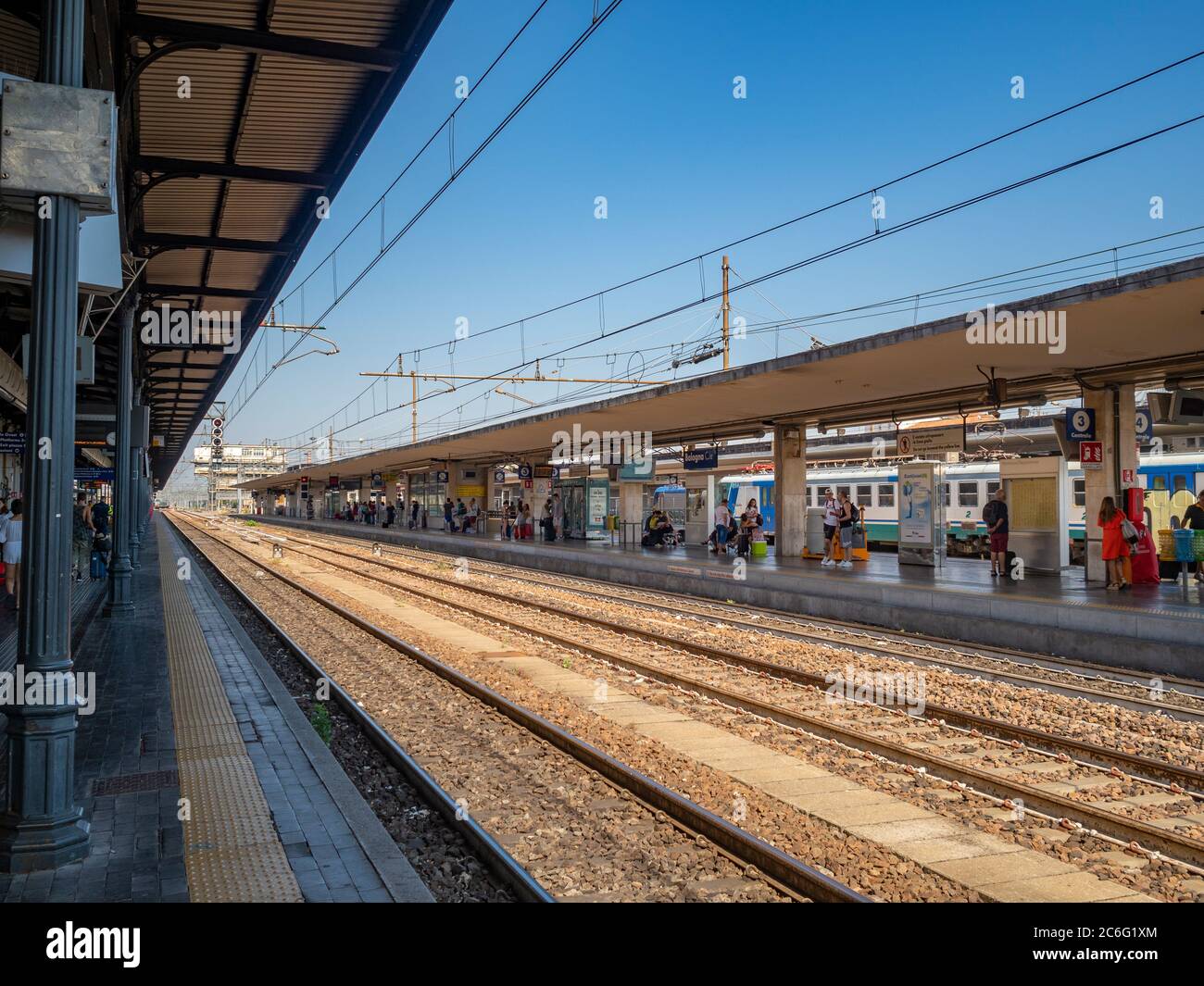 Passagiere warten auf dem Bahnsteig des Bahnhofs Bologna Centrale. Italien. Stockfoto