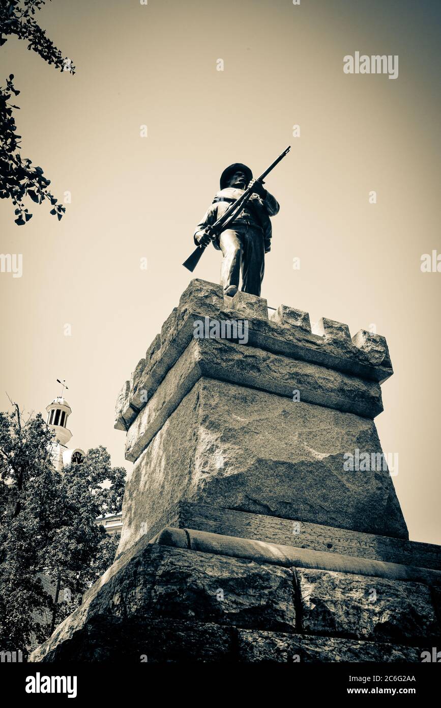 Nahaufnahme eines konföderierten Soldaten mit einer Büchsenstatue auf einem Steinsockel im Rutherford County Courthouse in Murfreesboro, TN, USA, in sepi Stockfoto