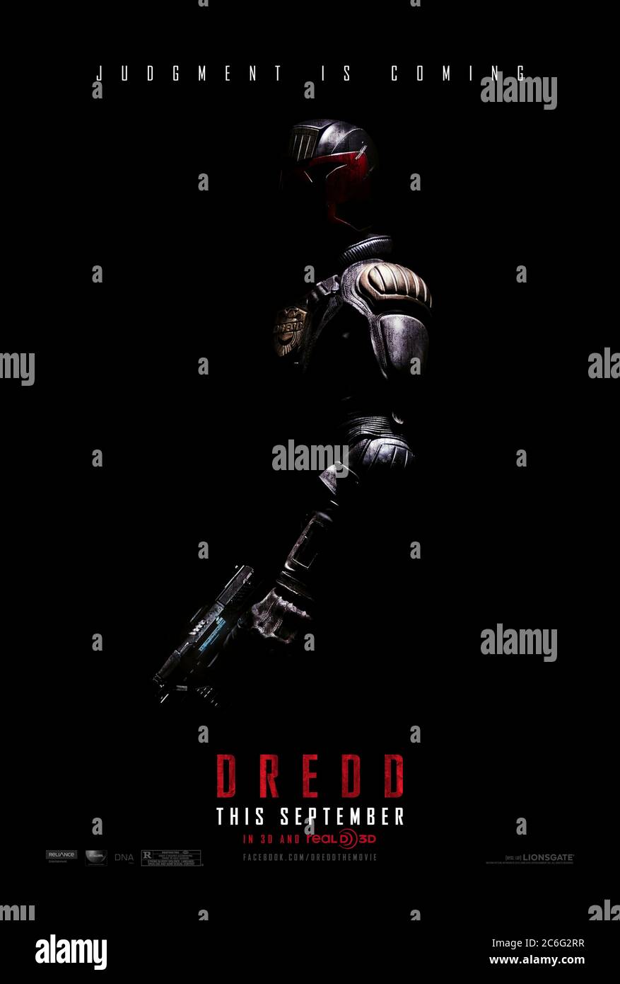 Dredd (2012) Regie Pete Travis mit Karl Urban, Olivia Thirlby, Lena Headey und Rakie Ayola. Richter Dredd und ein Rookie Anderson mit psychischen Fähigkeiten nehmen in Mega City One in dieser beeindruckenden 3D-Adaption einen drogenlord auf. Stockfoto