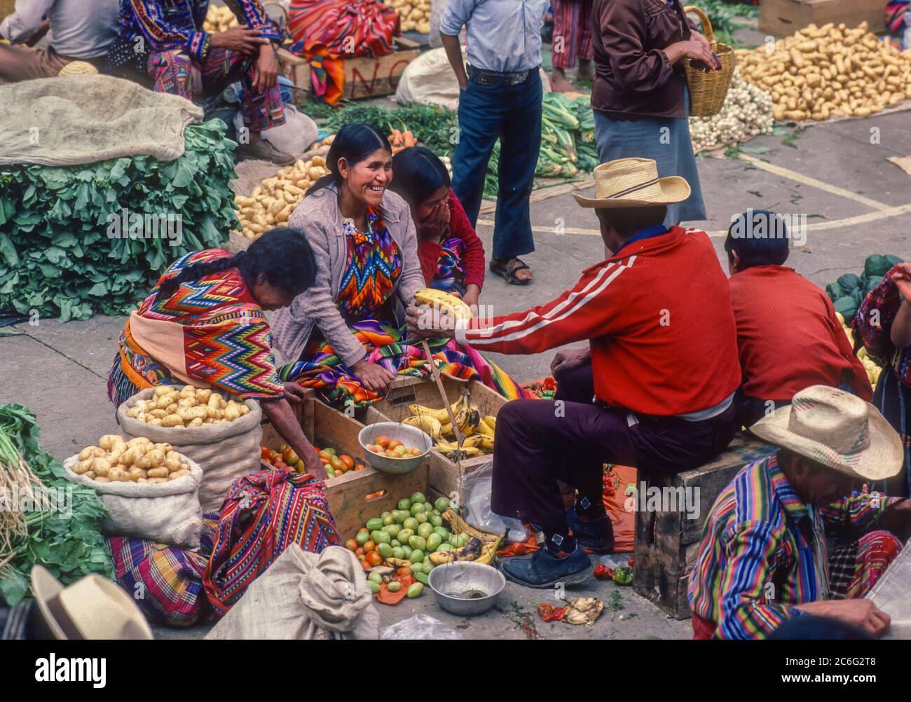 CHICHICASTENANGO, GUATEMALA - Verkäufer verkaufen Gemüse während Outdoor-Markt Tag. Stockfoto