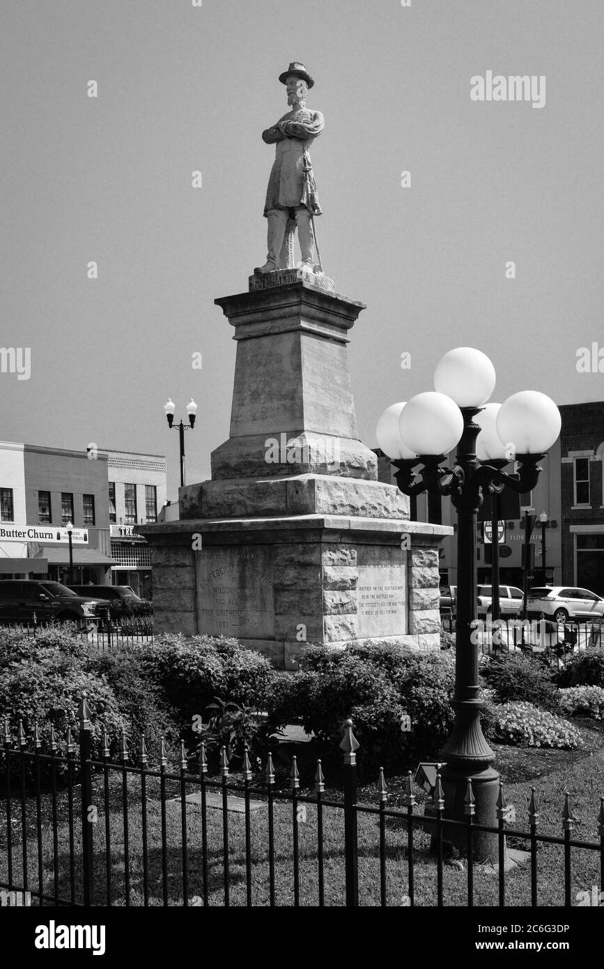 Konföderierte General Hatton, gekreuzt mit einer Schwertstatue auf einem Steinsockel auf dem Stadtplatz im Libanon, TN, USA Stockfoto