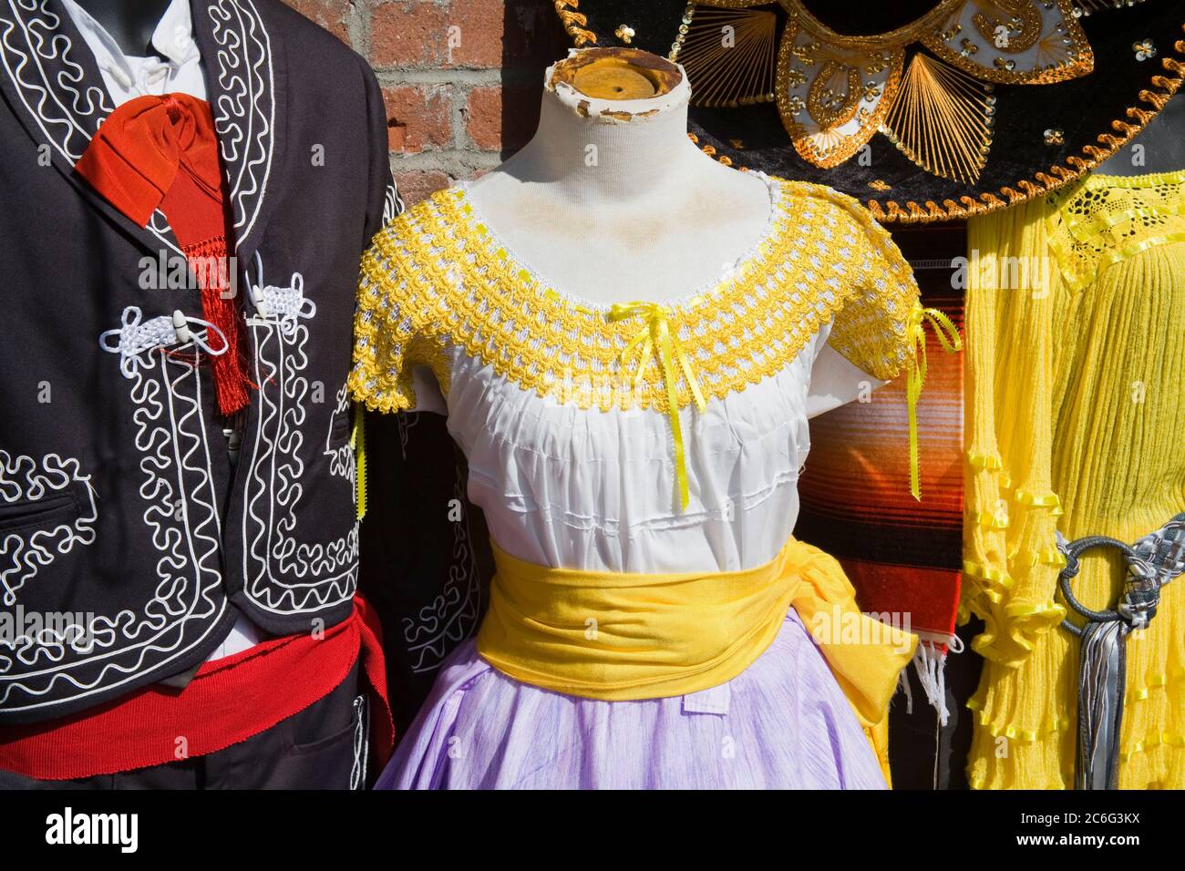 Mexikanisches Bekleidungsgeschäft, Olvera Street, El Pueblo Historical Monument, Los Angeles, Kalifornien, USA Stockfoto